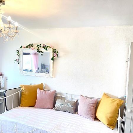 Happy Place With Kitchenette- Female Only ลอนดอน ภายนอก รูปภาพ