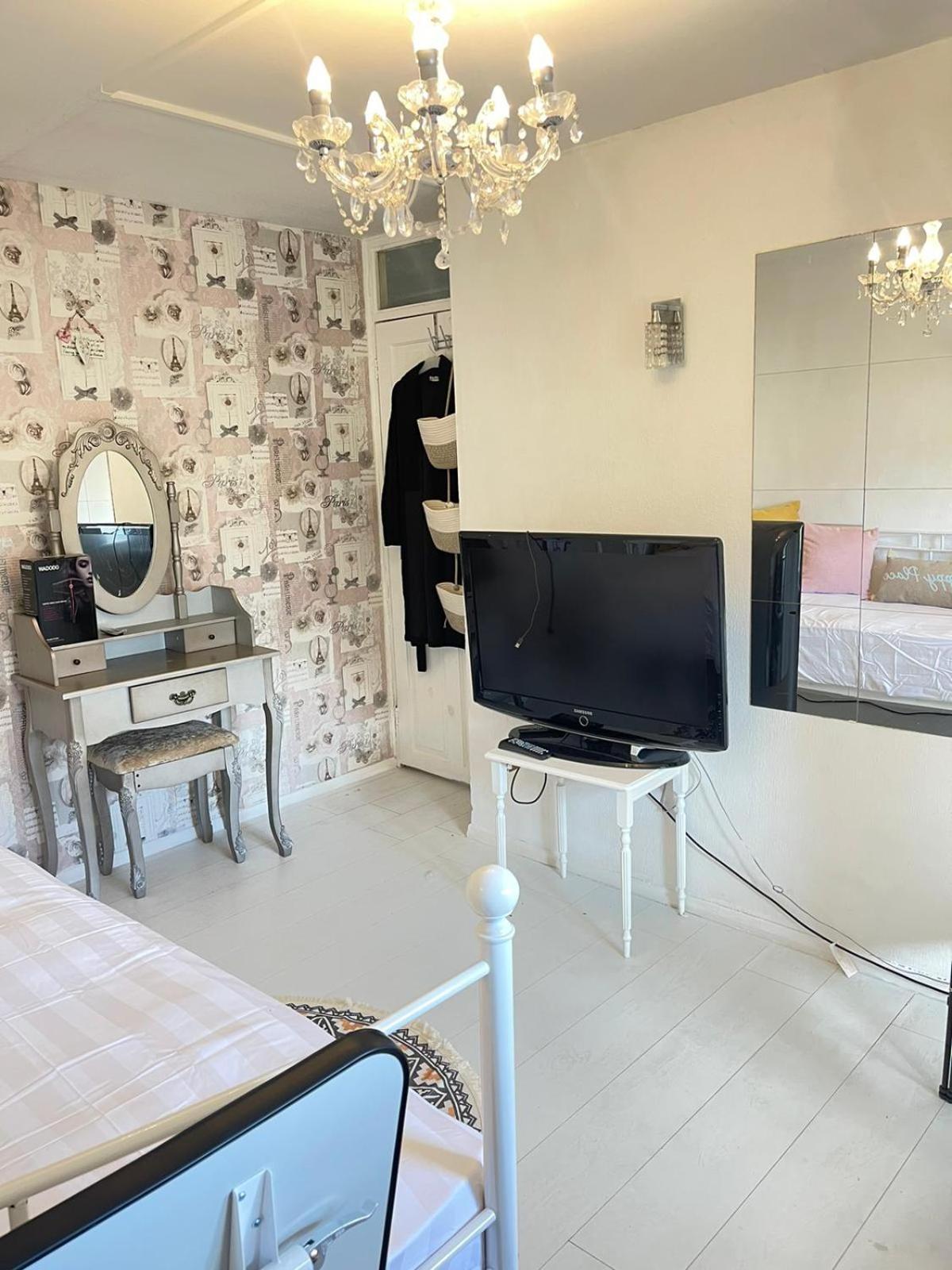 Happy Place With Kitchenette- Female Only ลอนดอน ภายนอก รูปภาพ