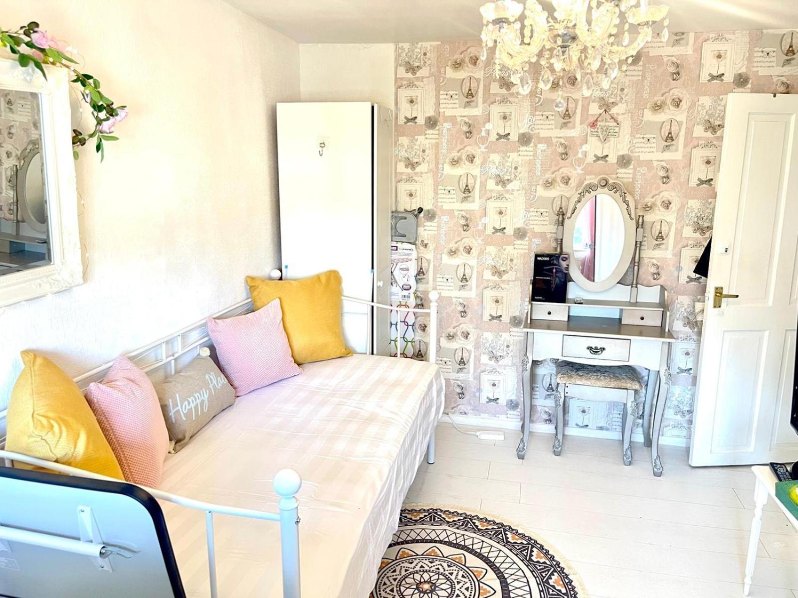 Happy Place With Kitchenette- Female Only ลอนดอน ภายนอก รูปภาพ
