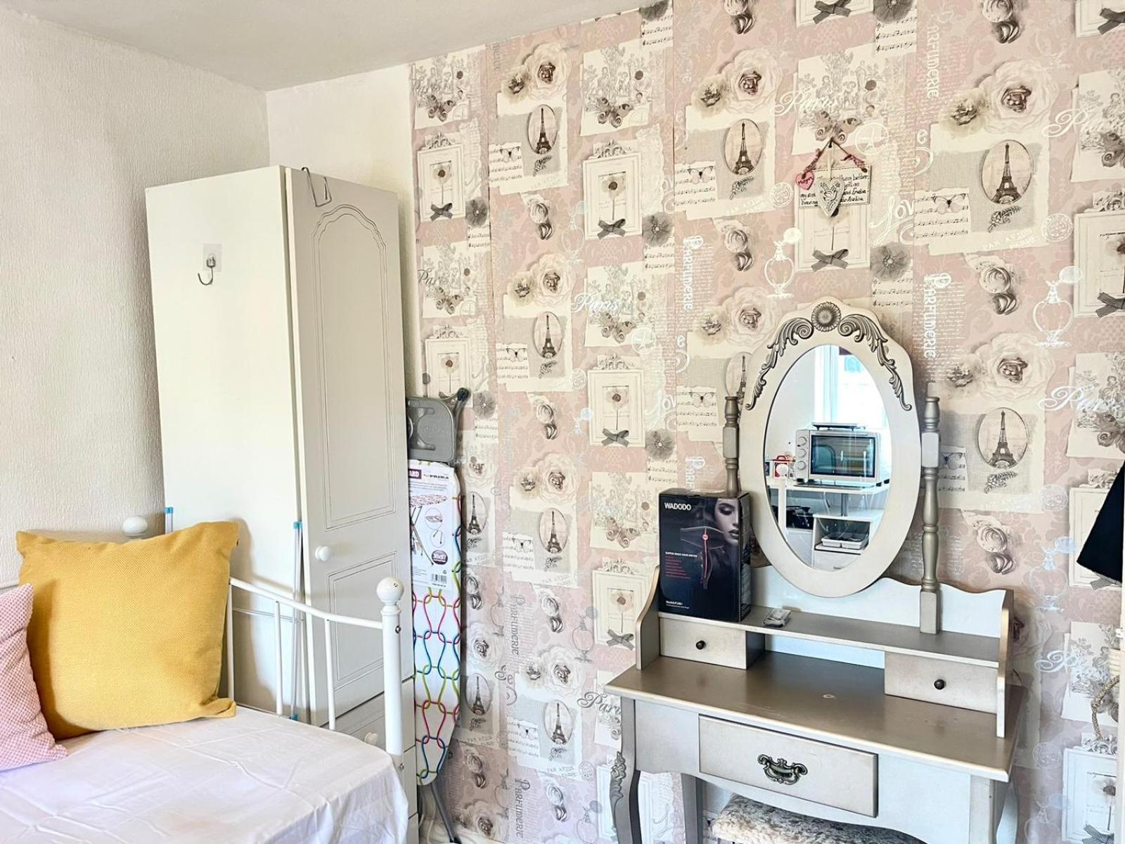 Happy Place With Kitchenette- Female Only ลอนดอน ภายนอก รูปภาพ